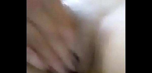  Video 06 - Novinha amadora peituda de Mato Grosso na siririca no banheiro